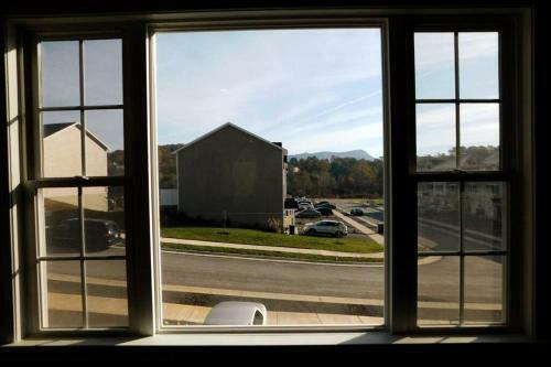 Spacious Modern Home Near Dt Harrisonburg
