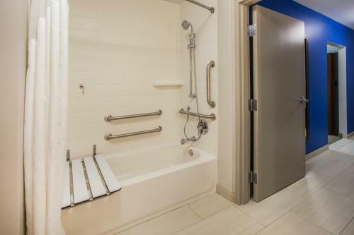 Holiday Inn Express Hotel & Suites Canton