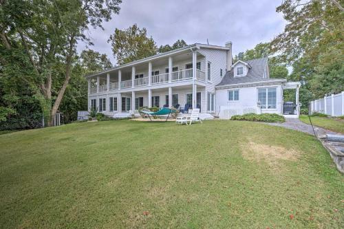 Beachfront Urbanna Home With Gas Grill And Deck!