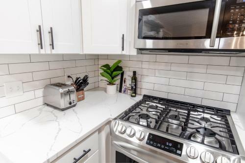Galbraith Getaway:lush&cozy+ Backyard Trail Access