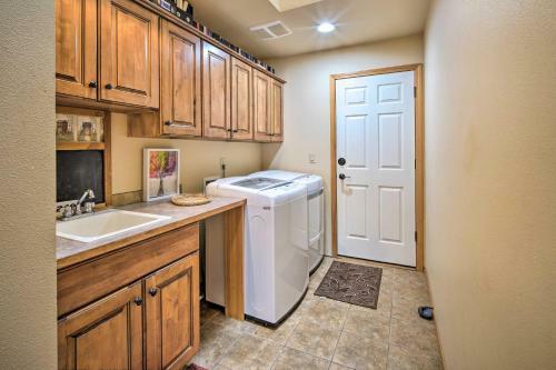 Upscale Home With Indoor Sauna On Sunset Pond!