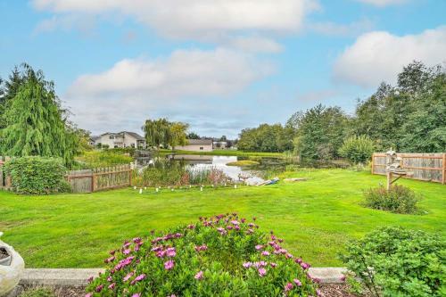 Upscale Home With Indoor Sauna On Sunset Pond!