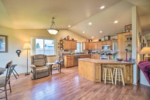 Upscale Home With Indoor Sauna On Sunset Pond!