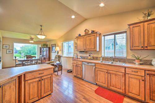 Upscale Home With Indoor Sauna On Sunset Pond!