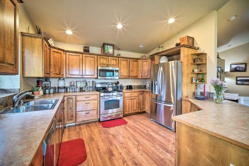 Upscale Home With Indoor Sauna On Sunset Pond!