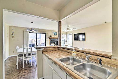 Cozy Virginia Beach Townhome About 6 Mi To Beach!