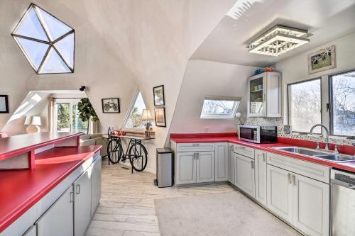 Unique Peddlin Round House With Lake Views!