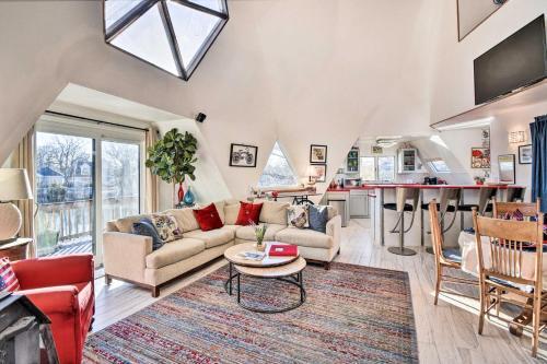 Unique Peddlin Round House With Lake Views!