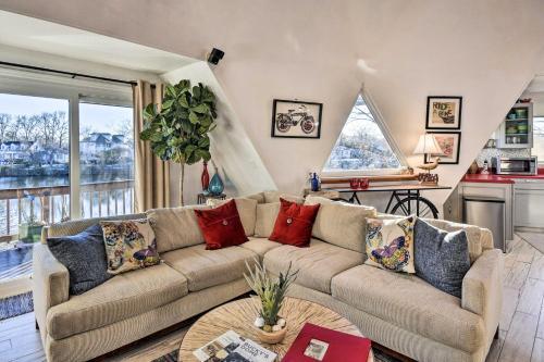 Unique Peddlin Round House With Lake Views!