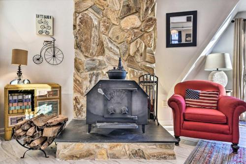 Unique Peddlin Round House With Lake Views!