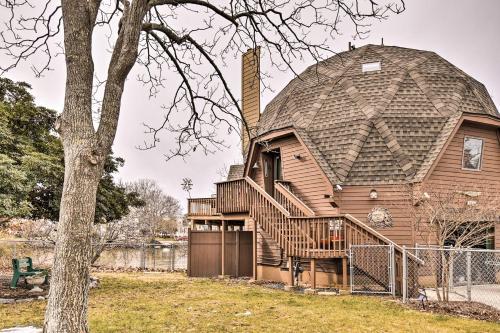 Unique Peddlin Round House With Lake Views!