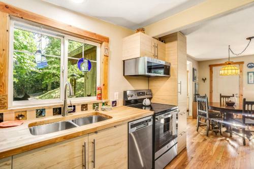 Stray Cat Cottage