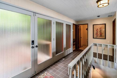 Pacific Nw Mid-century Modern Waterfront Gem Located On Raft Island Home
