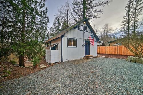 Quiet Cabin Hideaway About 4 Mi To Wallace Falls!