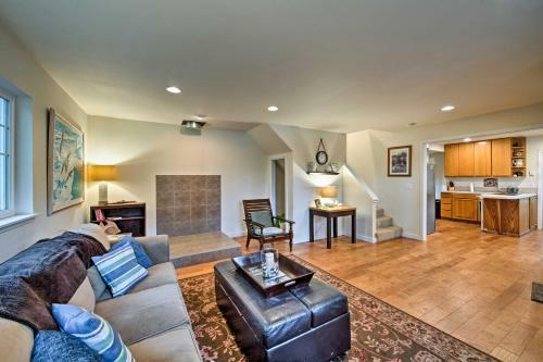 Central Indianola Home - Steps To Town And Dock!