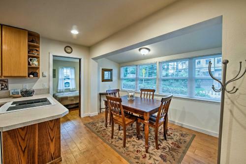 Central Indianola Home - Steps To Town And Dock!