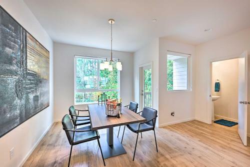 Sleek Lynnwood Townhome With Peloton And Backyard