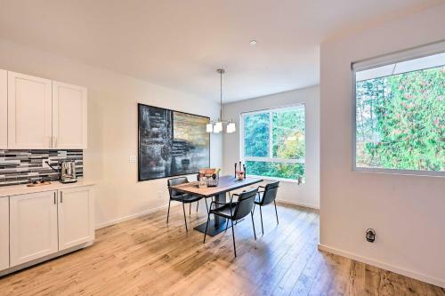 Sleek Lynnwood Townhome With Peloton And Backyard