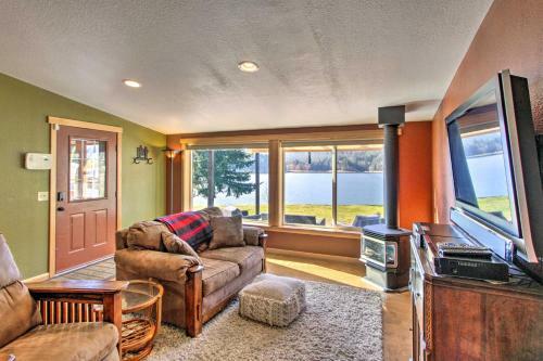Lakefront Cabin With Stunning Mountain Views And Dock!