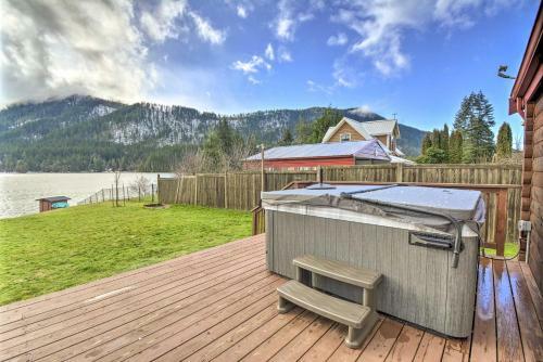 Lakefront Cabin With Stunning Mountain Views And Dock!