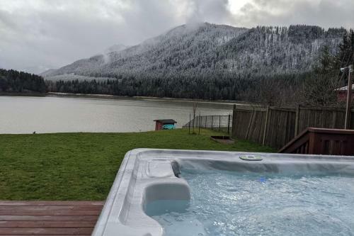 Lakefront Cabin With Stunning Mountain Views And Dock!