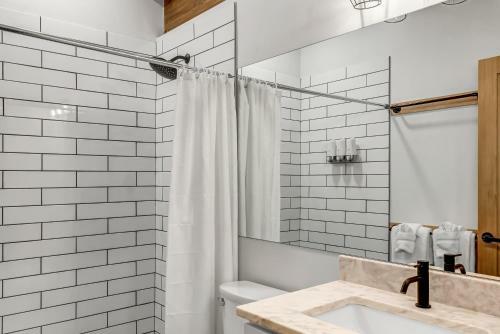 Franz Lodge In Downtown, Sleeps 16+, Pet Friendly, Groups Welcome!