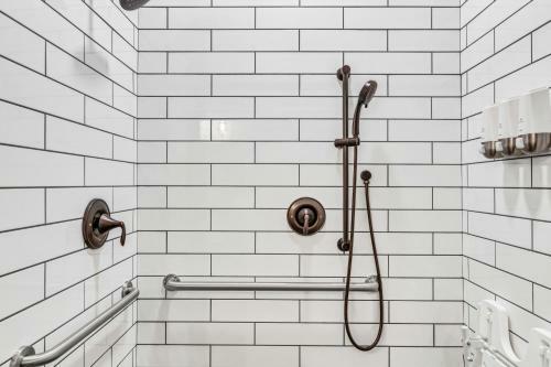 Hans Lodge In Downtown, Sleeps 16+ And Pet Friendly!