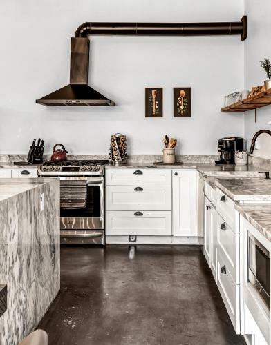 Hans Lodge In Downtown, Sleeps 16+ And Pet Friendly!
