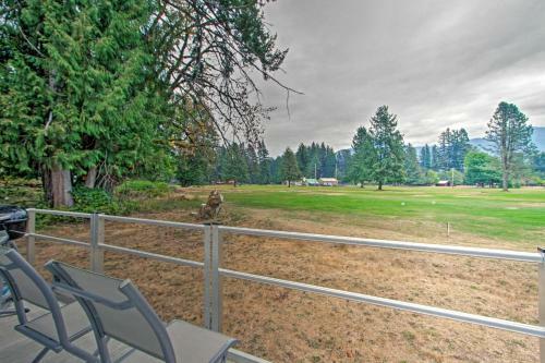 Woodsy Packwood Haven With Golf Course Access!