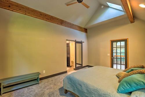 Quiet 40-acre Rochester Forest Lodge Hot Tub