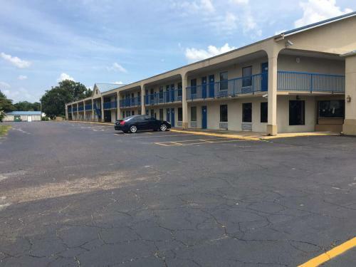 Motel Excellent Inn & Suites
