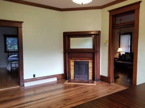 Basecampwv-durbin. Spacious 4 Bedroom House W/yard