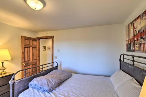 Spacious Snowshoe Cabin With Sunset Mtn Views!