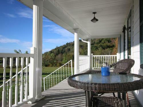Bed & Breakfast Awesome Flat Top Farmhouse
