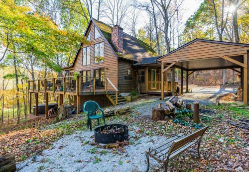 Chalet Cabin W Private Creek, Hot Tub, Huge Deck!