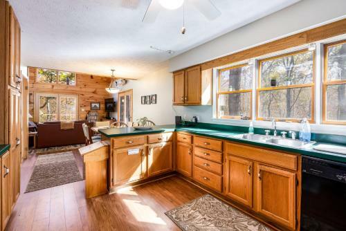 Chalet Cabin W Private Creek, Hot Tub, Huge Deck!