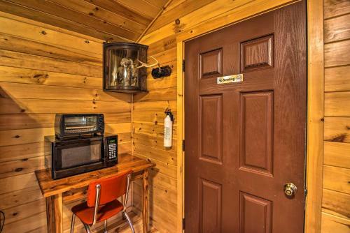 Rural Cabin Hideaway With Fire Pit And Mtn Views!