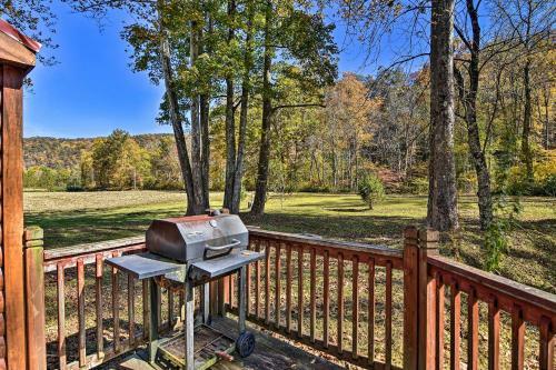 Rural Cabin Hideaway With Fire Pit And Mtn Views!