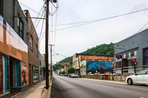 Comy Richwood Retreat By Skiing, Biking, Climbing!
