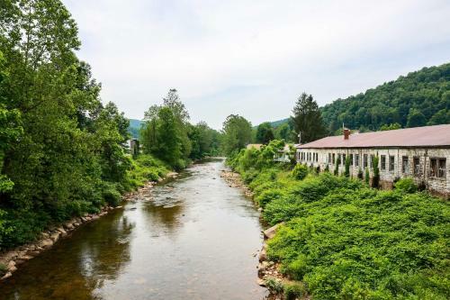 Comy Richwood Retreat By Skiing, Biking, Climbing!