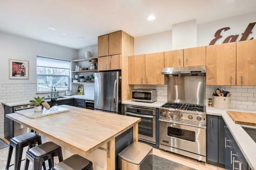 Eclectic Seattle Townhome Less Than 3 Mi To Downtown!