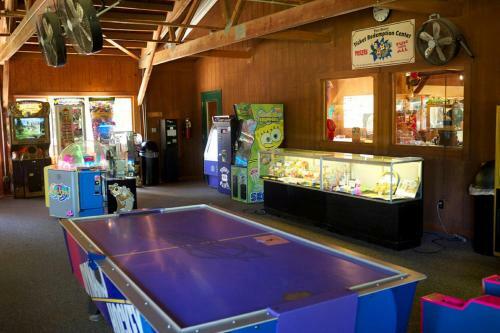Fremont Jellystone Park Loft Cabin 4