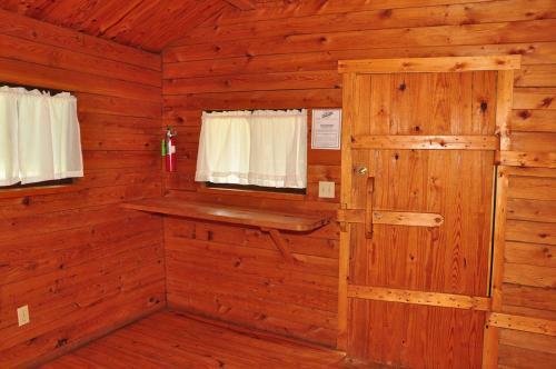 Fremont Jellystone Park Loft Cabin 4