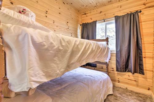 Cozy Eagle River Escape With Direct Lake Access