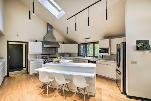 Spacious Modern Home Less Than 6 Mi To Lambeau Field!