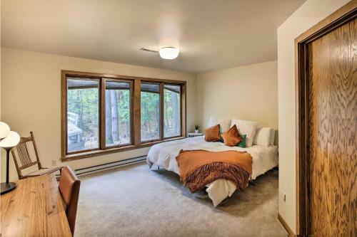 Spacious Modern Home Less Than 6 Mi To Lambeau Field!