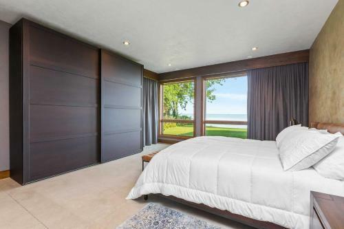 Luxe Lakefront Retreat With Sauna And Game Room!