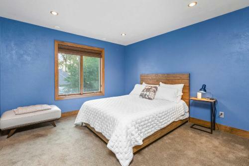 Luxe Lakefront Retreat With Sauna And Game Room!