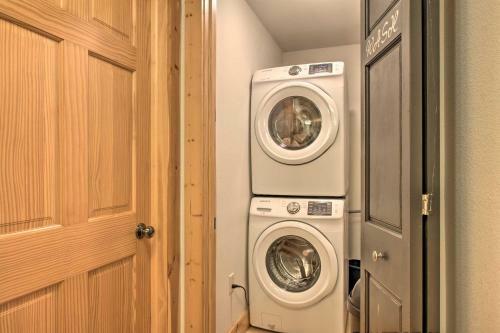 Exceptional Home With Deck About 3 Miles To Sand Valley