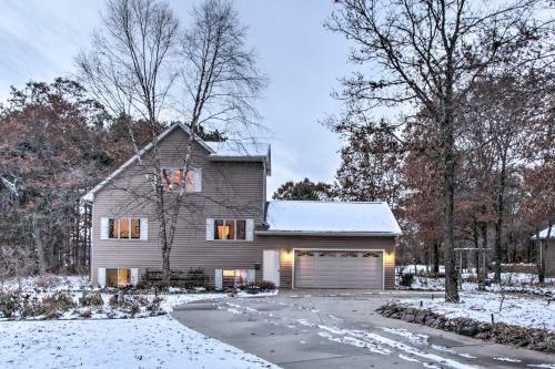 Exceptional Home With Deck About 3 Miles To Sand Valley
